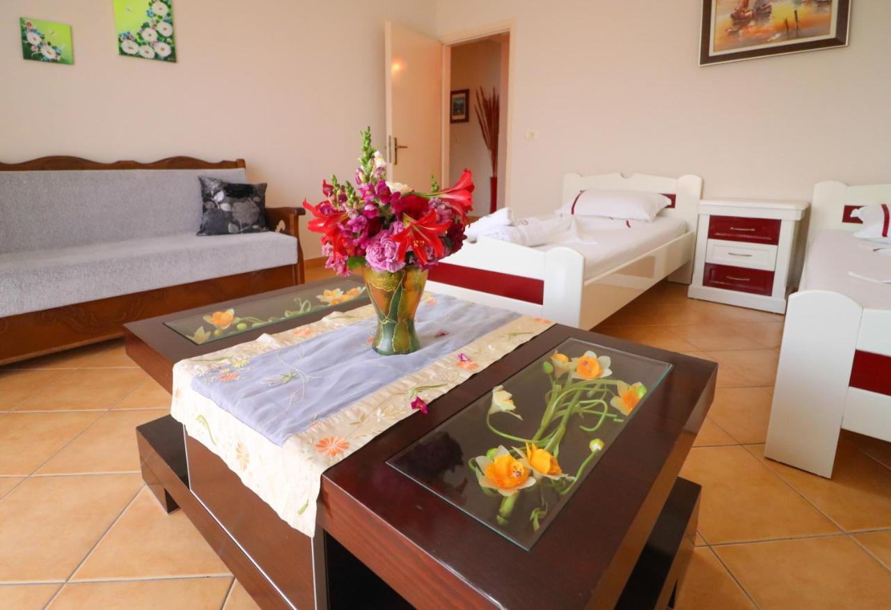 Apartments Vila Roboci Sarandë Esterno foto