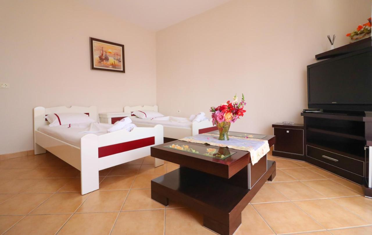 Apartments Vila Roboci Sarandë Esterno foto